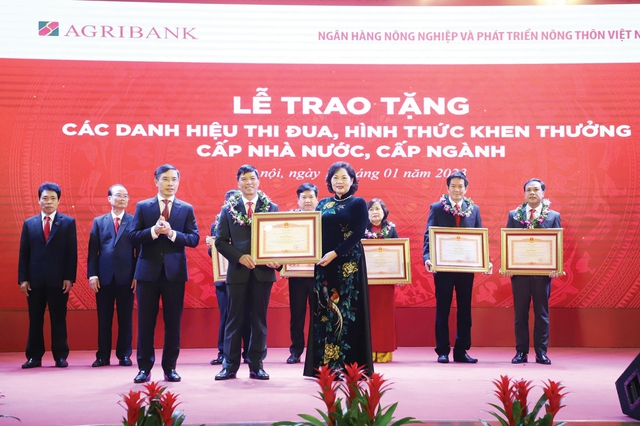 Với những đóng góp cho sự phát triển kinh tế - xã hội của địa phương, Agribank Lâm Đồng nhận được nhiều bằng khen của các cấp, các ngành. Ảnh: A.H