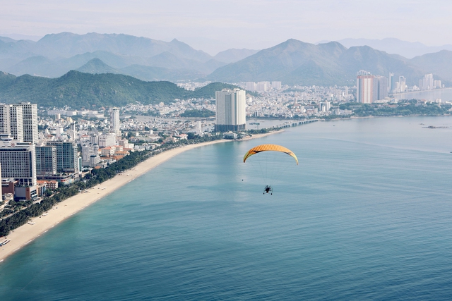 Hàng ngàn du khách ngắm vịnh Nha Trang từ trên cao bằng dù lượn  - Ảnh 11.