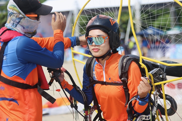 Hàng ngàn du khách ngắm vịnh Nha Trang từ trên cao bằng dù lượn  - Ảnh 2.