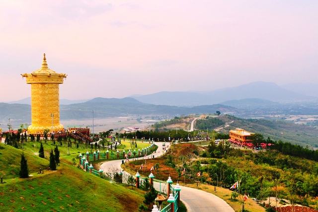 Đại bảo tháp kinh luân lớn nhất thế giới tại Samten Hills Dalat Ảnh: Bá Duy