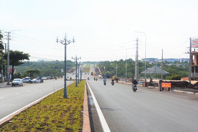 Đại lộ Đông - Tây đang được xây dựng, tuyến giao thông quan trọng của TP.Buôn Ma Thuột. Ảnh: Anh Phong