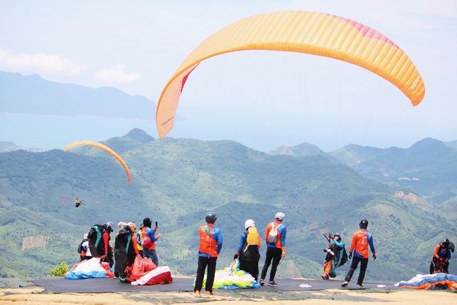 Hàng ngàn du khách ngắm vịnh Nha Trang từ trên cao bằng dù lượn  - Ảnh 6.
