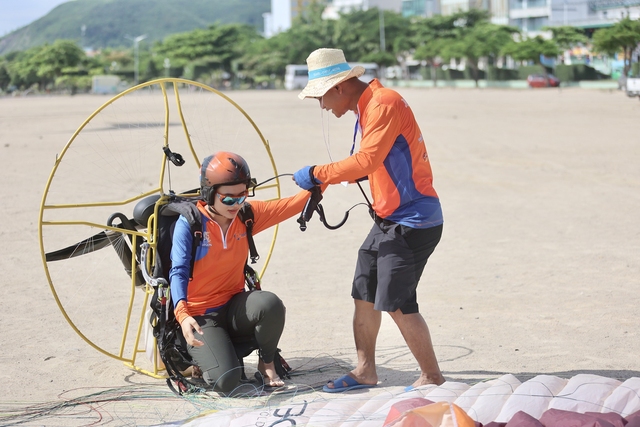 Hàng ngàn du khách ngắm vịnh Nha Trang từ trên cao bằng dù lượn  - Ảnh 8.