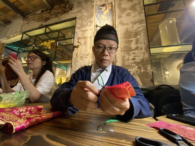 Bạn trẻ khu Chợ Lớn tái hiện túi thơm truyền thống ngày Tết Đoan Ngọ - Ảnh 3.