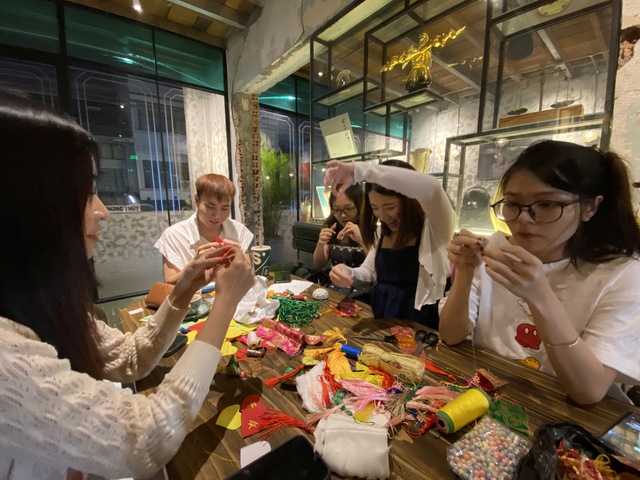 Bạn trẻ khu Chợ Lớn tái hiện túi thơm truyền thống ngày Tết Đoan Ngọ - Ảnh 1.