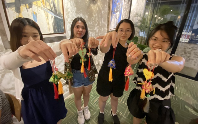 Bạn trẻ khu Chợ Lớn tái hiện túi thơm truyền thống ngày Tết Đoan Ngọ - Ảnh 15.