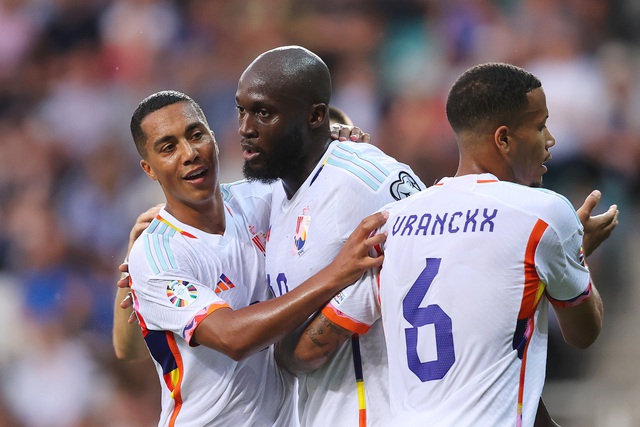 Lukaku ghi cú đúp cho đội tuyển Bỉ sau tranh cãi với thủ môn Courtois - Ảnh 1.