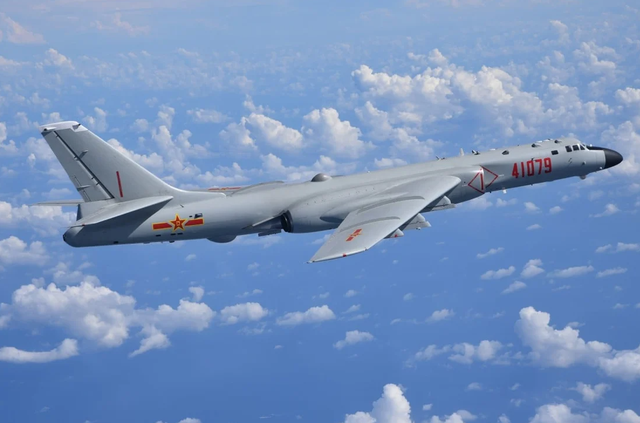 Trung Quốc xác nhận máy bay ném bom chiến lược H-6K 'vờn quanh' Đài Loan đêm 2018 - Ảnh 1.