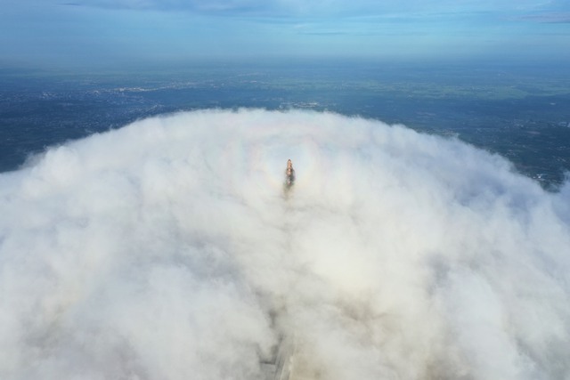 'Mây ngọc' xuất hiện trên đỉnh núi Bà Đen đúng ngày Lễ Vía Linh Sơn Thánh Mẫu - Ảnh 1.