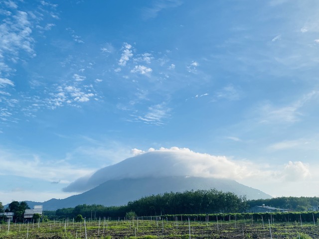 'Mây ngọc' xuất hiện trên đỉnh núi Bà Đen đúng ngày Lễ Vía Linh Sơn Thánh Mẫu - Ảnh 2.