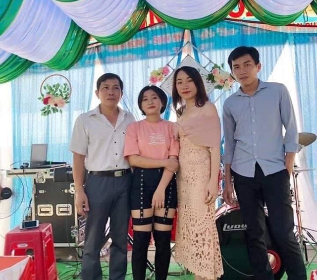 Cô bé mặc đồ học sinh chơi trống ở đám cưới khiến dân mạng phát sốt - Ảnh 3.