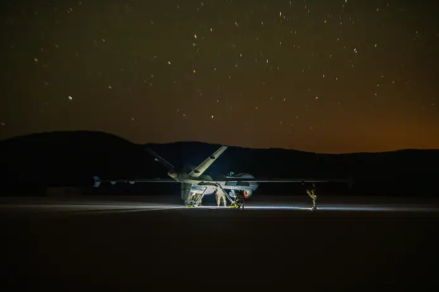 Lần đầu tiên MQ-9 Reaper hạ cánh xuống địa hình đất - Ảnh 2.