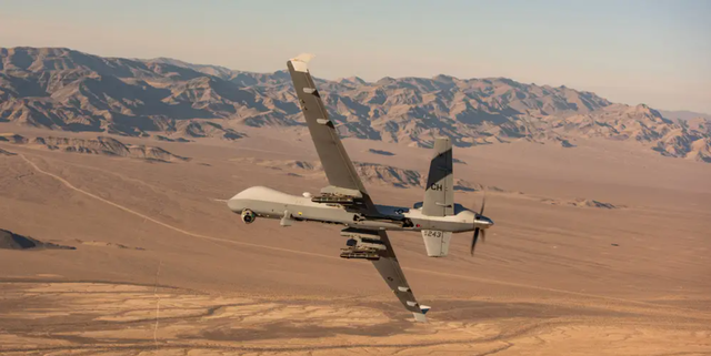Lần đầu tiên MQ-9 Reaper hạ cánh xuống địa hình đất - Ảnh 1.