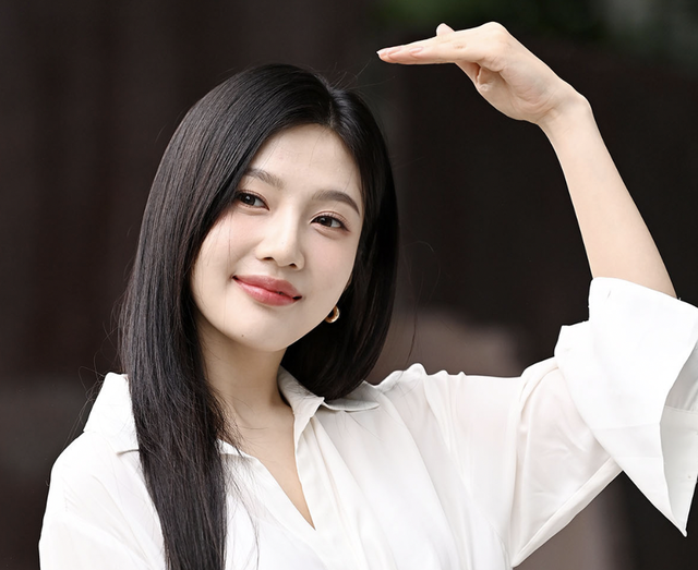 Joy (Red Velvet) tái xuất sau thời gian dưỡng bệnh - Ảnh 1.