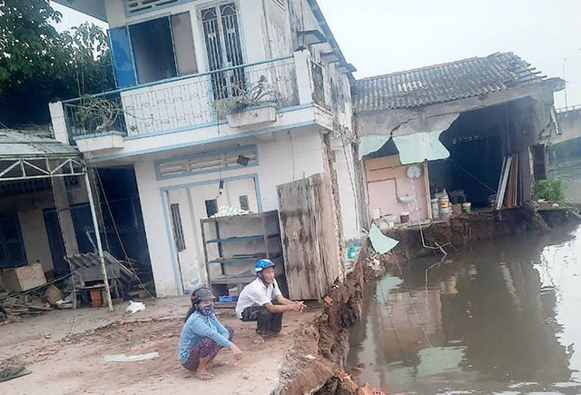 Sóc Trăng: Sạt lở bờ sông nghiêm trọng làm 3 căn nhà chìm xuống sông - Ảnh 1.