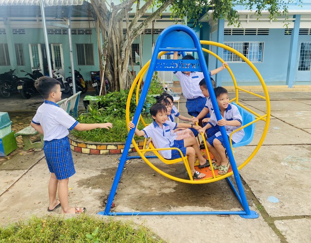 Trao sân chơi thiếu nhi và tặng quà học sinh có hoàn cảnh khó khăn - Ảnh 2.