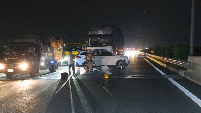 Tai nạn trên cao tốc TPHCM - Trung Lương, giao thông ùn tắc hơn 4 km - Ảnh 1.