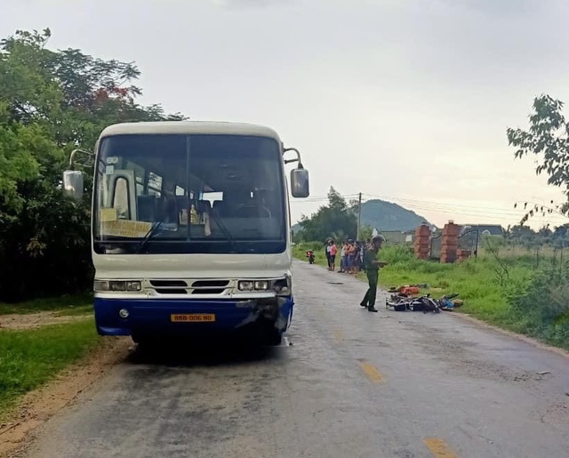Bình Thuận: Xe chở công nhân va chạm xe đạp điện khiến 2 vợ chồng tử vong - Ảnh 1.