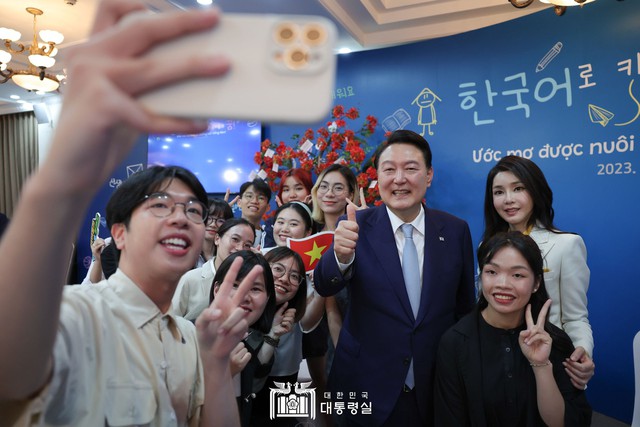 Tổng thống Hàn Quốc nói &quot;xin chào&quot; và giao lưu cùng sinh viên Việt Nam - Ảnh 1.