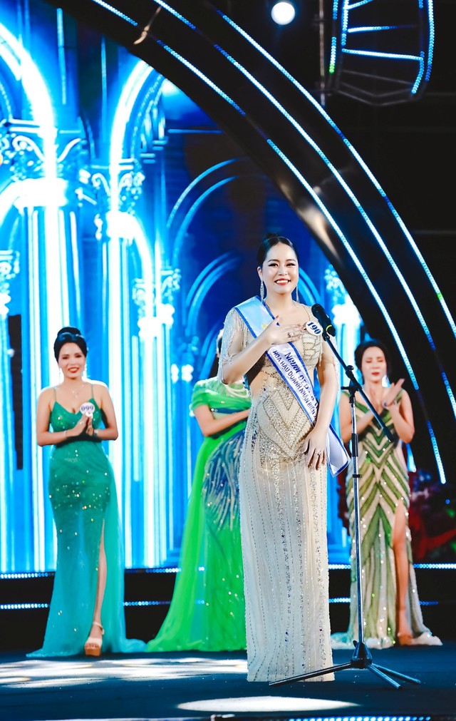 Trương Thị Tú Anh ứng xử thông minh đã đăng quang Hoa hậu doanh nhân Biển 2023 - Ảnh 6.