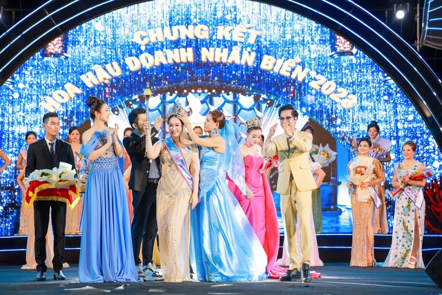 Trương Thị Tú Anh ứng xử thông minh đã đăng quang Hoa hậu doanh nhân Biển 2023 - Ảnh 4.