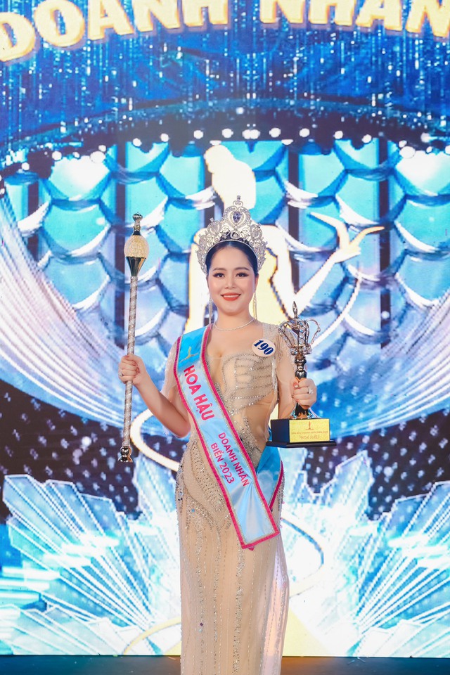 Trương Thị Tú Anh ứng xử thông minh đã đăng quang Hoa hậu doanh nhân Biển 2023 - Ảnh 5.