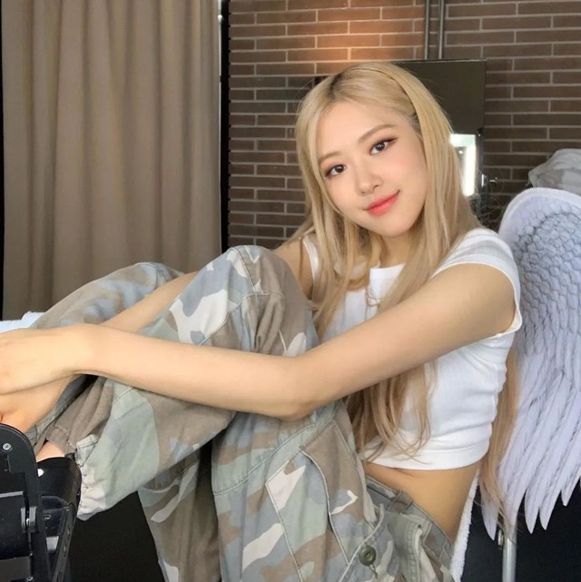 Khám phá sức hút của Rosé (Blackpink) qua những outfits đơn giản mà sành điệu - Ảnh 6.