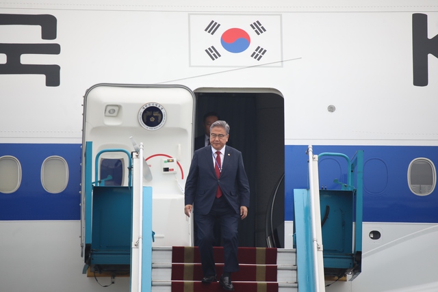 Tổng thống Hàn Quốc đến Hà Nội, bắt đầu chuyến thăm chính thức Việt Nam - Ảnh 2.