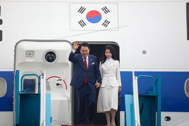 Tổng thống Hàn Quốc đến Hà Nội, bắt đầu chuyến thăm chính thức Việt Nam - Ảnh 1.