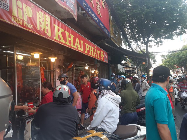 Cửa hàng vịt quay nổi tiếng tại TP.HCM đông nghẹt khách ngày Tết Đoan Ngọ   - Ảnh 4.
