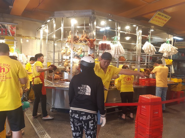 Cửa hàng vịt quay nổi tiếng tại TP.HCM đông nghẹt khách ngày Tết Đoan Ngọ   - Ảnh 1.