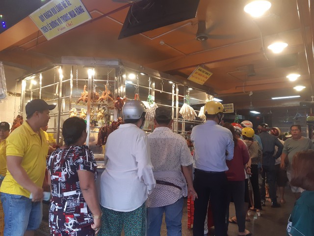 Cửa hàng vịt quay nổi tiếng tại TP.HCM đông nghẹt khách ngày Tết Đoan Ngọ   - Ảnh 3.