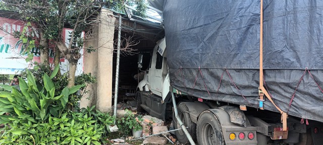 Đắk Nông: Xe container tông sập nhà dân lúc rạng sáng, cả gia đình thoát chết   - Ảnh 2.