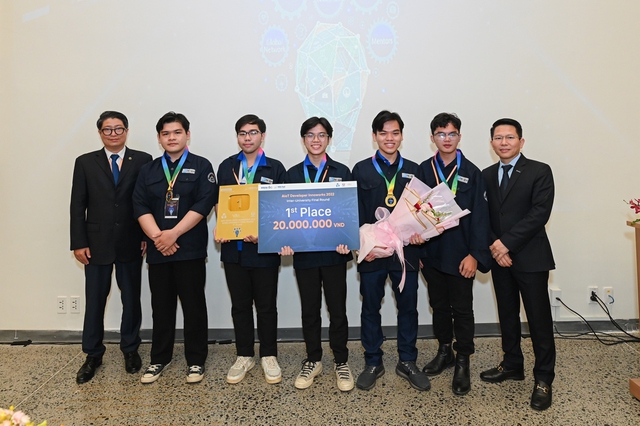 Những chàng trai AI Gang Gang đến từ Đại học Sư phạm Kỹ thuật xuất sắc giành được Giải Nhất chung cuộc nhờ phần thi cực kỳ ấn tượng và thuyết phục Ban Giám khảo
