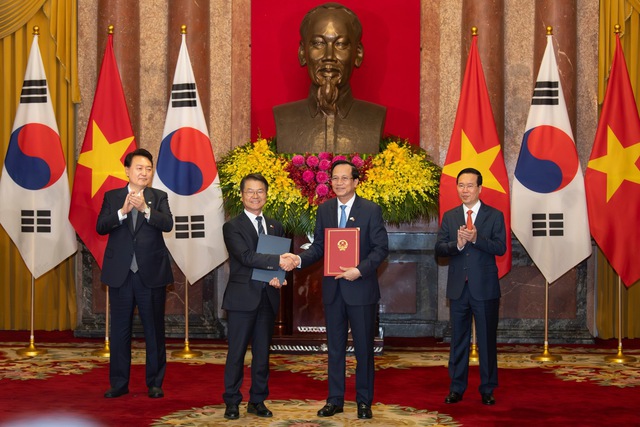Việt Nam- Hàn Quốc ký biên bản ghi nhớ về tiếp nhận lao động sang Hàn Quốc - Ảnh 1.