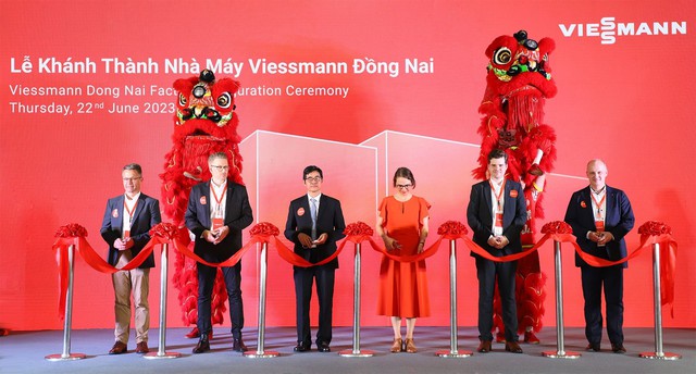 Ban lãnh đạo Công ty Viessmann cắt băng khánh thành nhà máy Viessmann đầu tiên tại Việt Nam