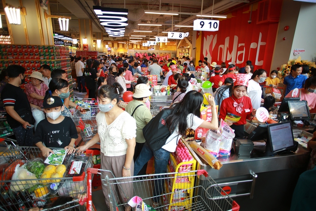 Đông đảo cư dân ghé thăm siêu thị WinMart Thăng Long trải nghiệm không gian mua sắm mới mẻ