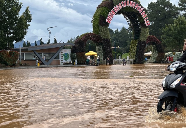 Đà Lạt mưa lớn gây ngập lụt nhiều khu vực  - Ảnh 1.