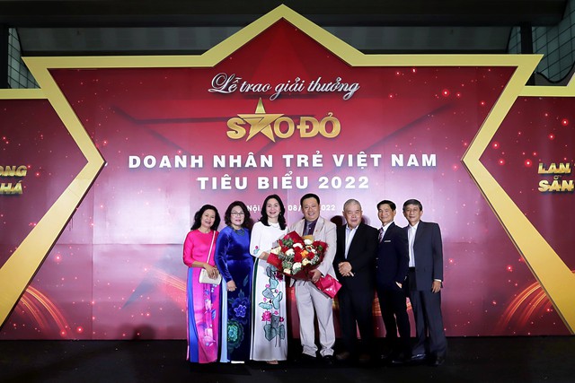 Luật sư Lê Nguyễn Lê Vi (ở giữa, cầm hoa) Chủ tịch HĐQT Công ty TNHH phát triển giáo dục Hoa Sen Việt Nam được trao giải thưởng Doanh nhân trẻ xuất sắc - Giải thưởng Sao Đỏ 2022