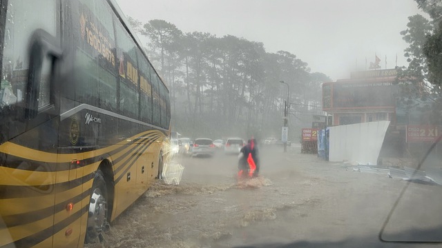 Đà Lạt mưa lớn gây ngập lụt nhiều khu vực  - Ảnh 2.