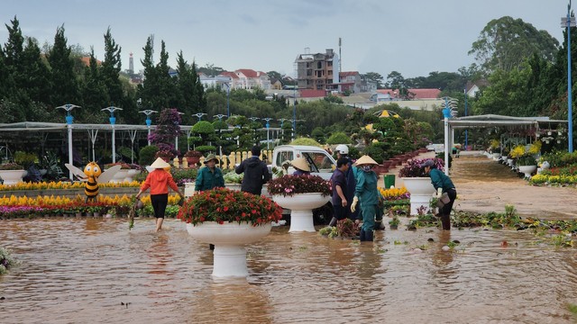 Đà Lạt mưa lớn gây ngập lụt nhiều khu vực  - Ảnh 10.