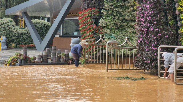 Đà Lạt mưa lớn gây ngập lụt nhiều khu vực  - Ảnh 11.