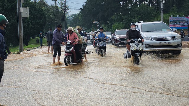 Đà Lạt mưa lớn gây ngập lụt nhiều khu vực  - Ảnh 12.