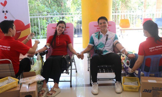 TP.HCM khởi động chương trình 'Hành trình đỏ - Giọt hồng từ thành phố mang tên Bác' - Ảnh 6. TP.HCM khởi động chương trình 'Hành trình đỏ - Giọt hồng từ thành phố mang tên Bác' - Ảnh 6.