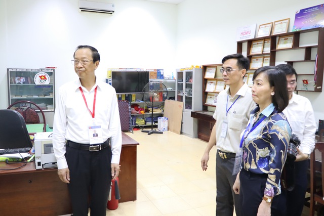 Thứ trưởng Bộ GDĐT kiểm tra công tác chuẩn bị thi tốt nghiệp THPT ở Đồng Nai - Ảnh 1.
