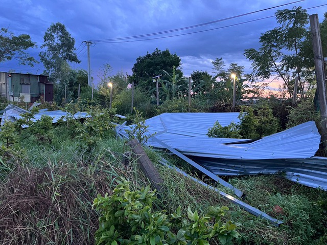Bình Định: Lốc xoáy bất thường gây thiệt hại nặng tại xã Phước Hưng - Ảnh 1.