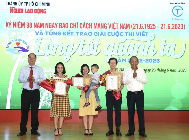 Báo Người Lao Động trao giải đặc biệt cuộc thi 'Lòng tốt quanh ta' 40 triệu đồng - Ảnh 8.