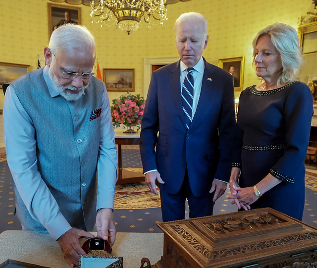 Món quà độc đáo Thủ tướng Ấn Độ tận tay tặng vợ chồng Tổng thống Joe Biden - Ảnh 1.