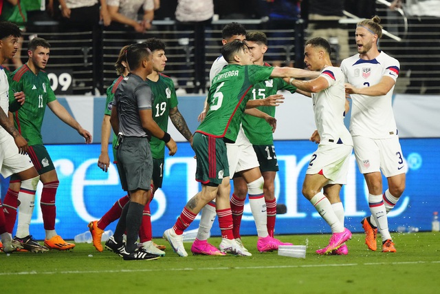 CONCACAF treo giò 4 cầu thủ vụ ẩu đả trận Mỹ và Mexico trước thềm Gold Cup - Ảnh 1.