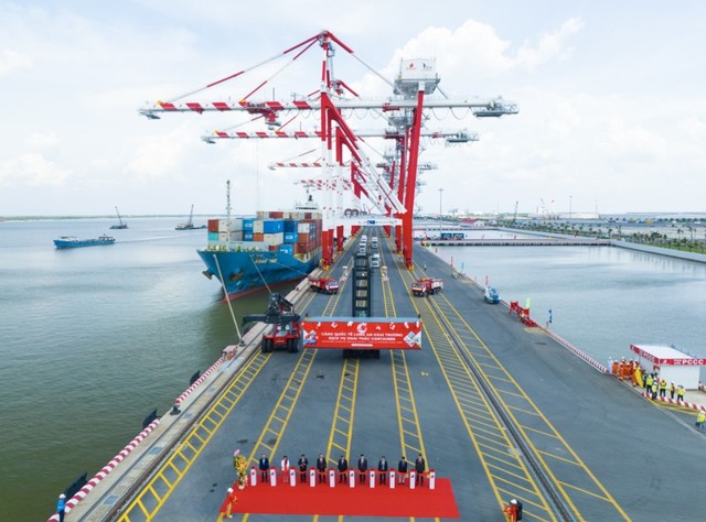 Cảng Quốc tế Long An chính thức hợp long 7 cầu cảng và khai thác hàng container - Ảnh 1.